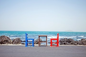 在赤道正上方的同步卫星距离地球中心的高度都相等吗？