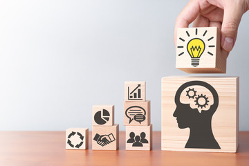 在赤道正上方的同步卫星距离地球中心的高度都相等吗？