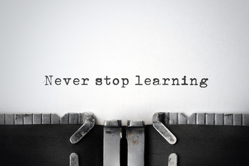 在赤道正上方的同步卫星距离地球中心的高度都相等吗？