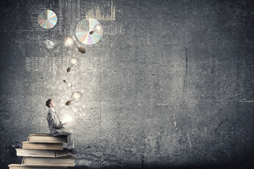 在赤道正上方的同步卫星距离地球中心的高度都相等吗？