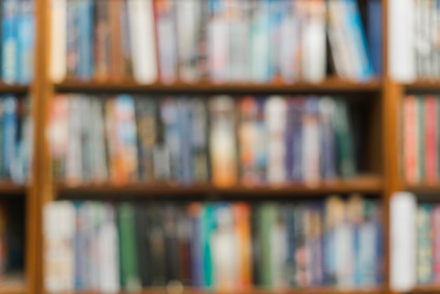 在赤道正上方的同步卫星距离地球中心的高度都相等吗？