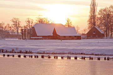 在赤道正上方的同步卫星距离地球中心的高度都相等吗？